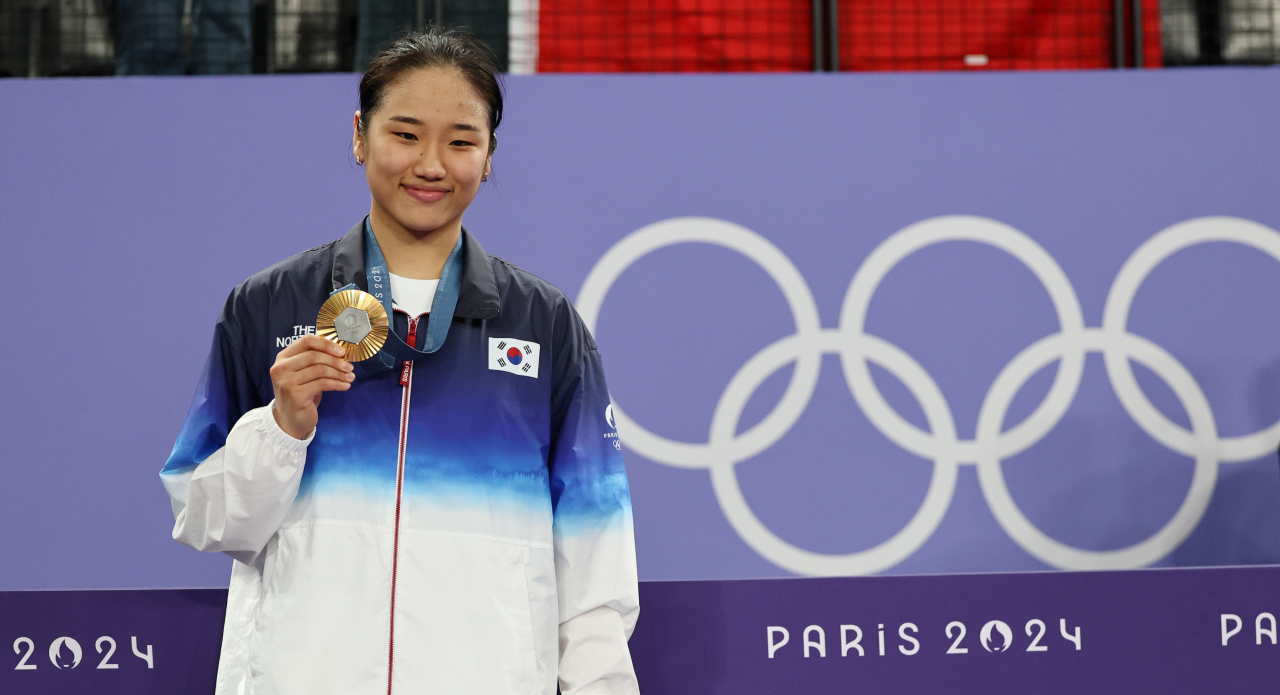 지난 5일(현지시간) 프랑스 파리 포르트드 라 샤펠 아레나에서 열린 2024 파리올림픽 배드민턴 여자 단식 결승전에서 중국 허빙자오를 이기고 우승을 차지한 한국 안세영이 금메달을 들어보이고 있다. [연합]