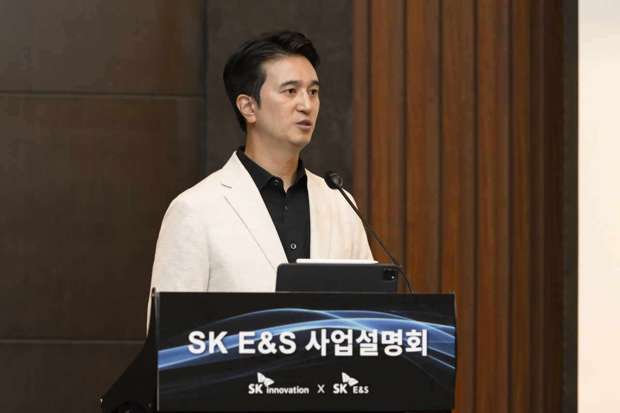추형욱 SK E&S 대표이사 사장이 7일 서울 여의도 콘래드호텔에서 열린 기업설명회에서 사업 현황에 대해 발표하고 있다. [SK E&S 제공]
