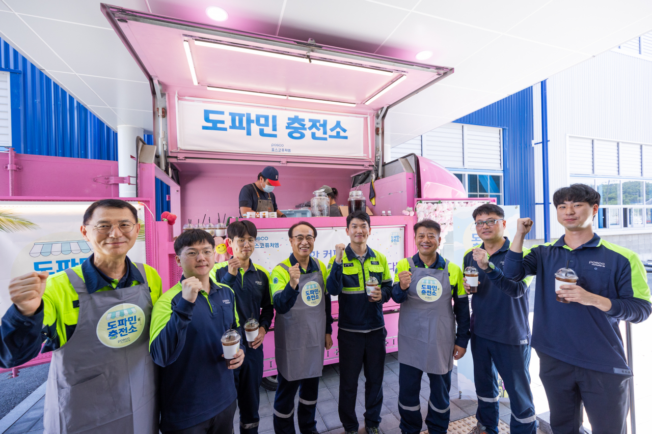 유병옥(왼쪽 네 번째) 포스코퓨처엠 사장이 7일 포항 블루밸리산업단지 인조흑연 음극재 공장을 찾아 폭염 속에서 근무 중인 직원들을 격려하고 간식을 제공했다. [포스코퓨처엠 제공]