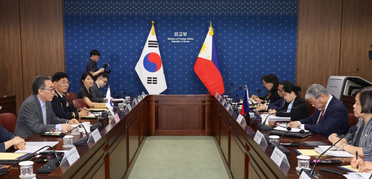조태열 외교부 장관이 7일 서울 종로구 정부서울청사 별관에서 열린 한-필리핀 외교장관 회담에서 엔리케 마날로 필리핀 외교장관과 대화 하고 있다. [연합]
