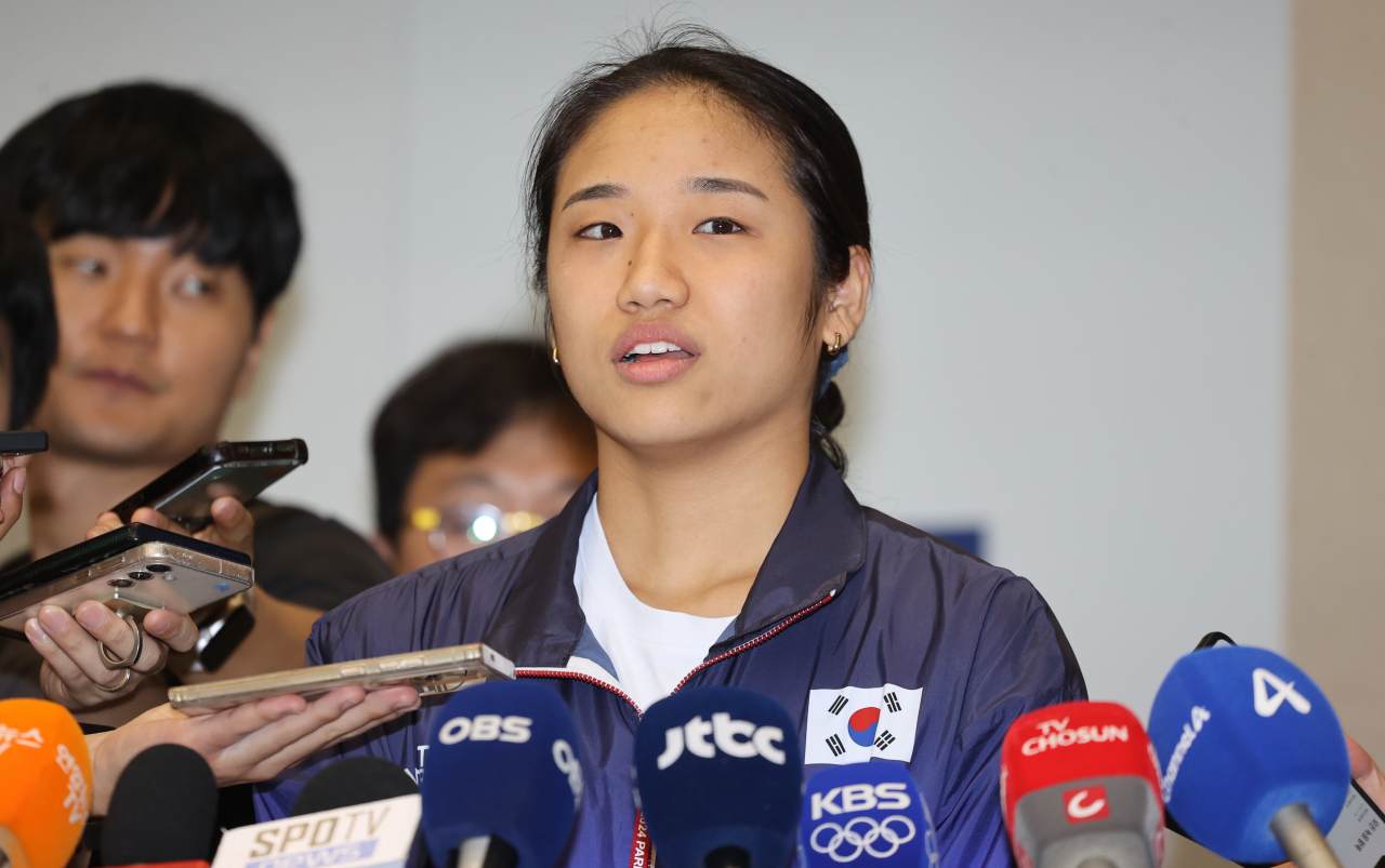 2024 파리올림픽 배드민턴 여자 단식에서 금메달을 차지한 안세영이 7일 오후 인천국제공항을 통해 귀국하며 취재진 질문에 답하고 있다. [연합]