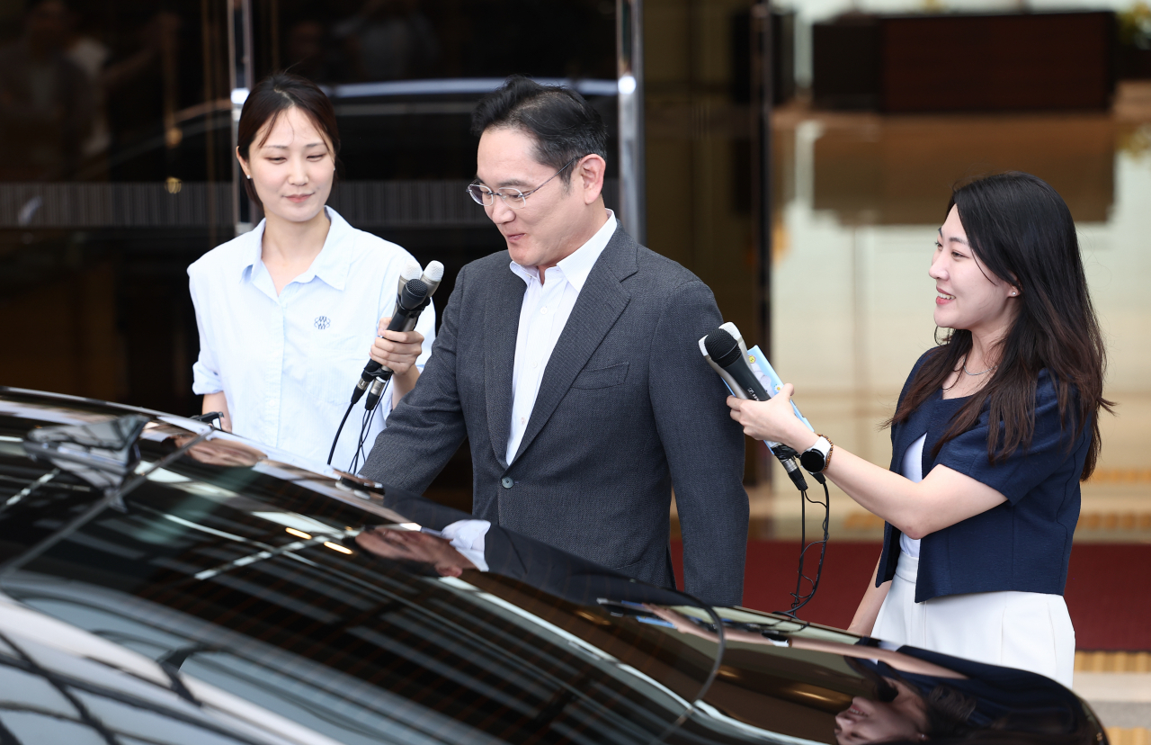 파리 올림픽 참관 등 유럽 출장을 마친 이재용 삼성전자 회장이 7일 오후 서울 강서구 서울김포비즈니스항공센터(SGBAC)를 통해 귀국, 차량에 탑승하고 있다. [연합]