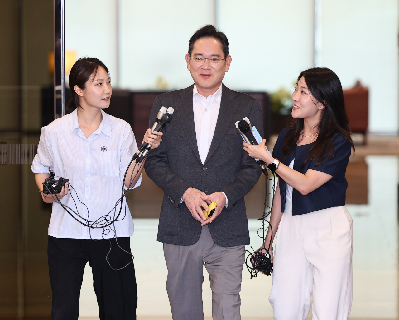 파리 올림픽 참관 등 유럽 출장을 마친 이재용 삼성전자 회장이 7일 오후 서울 강서구 서울김포비즈니스항공센터(SGBAC)를 통해 귀국하고 있다. [연합]