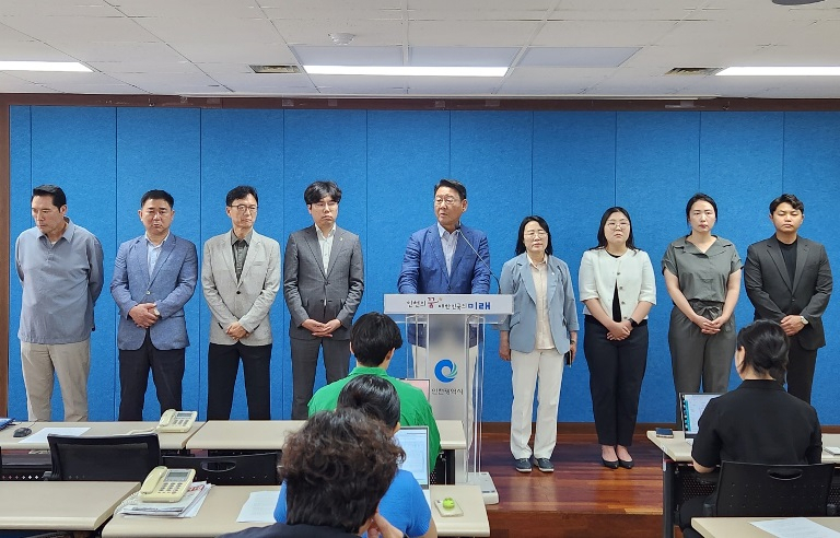 김교흥 국회의원과 인천시 서구 주민들이 7일 인천시청에서 기자회견을 열고 있다.