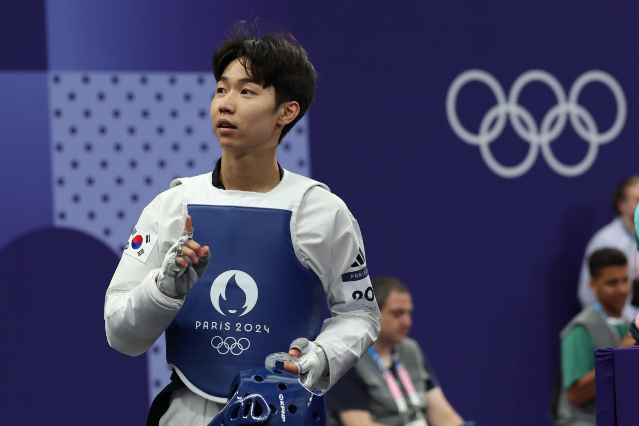 7일(현지시간) 프랑스 파리 그랑팔레 태권도경기장에서 열린 2024 파리 올림픽 태권도 남자 58㎏급 16강전에 출전한 한국 박태준이 베네수엘라의 요한드리 그라나도를 상대로 완승한 뒤 경기장을 나가고 있다. [연합]