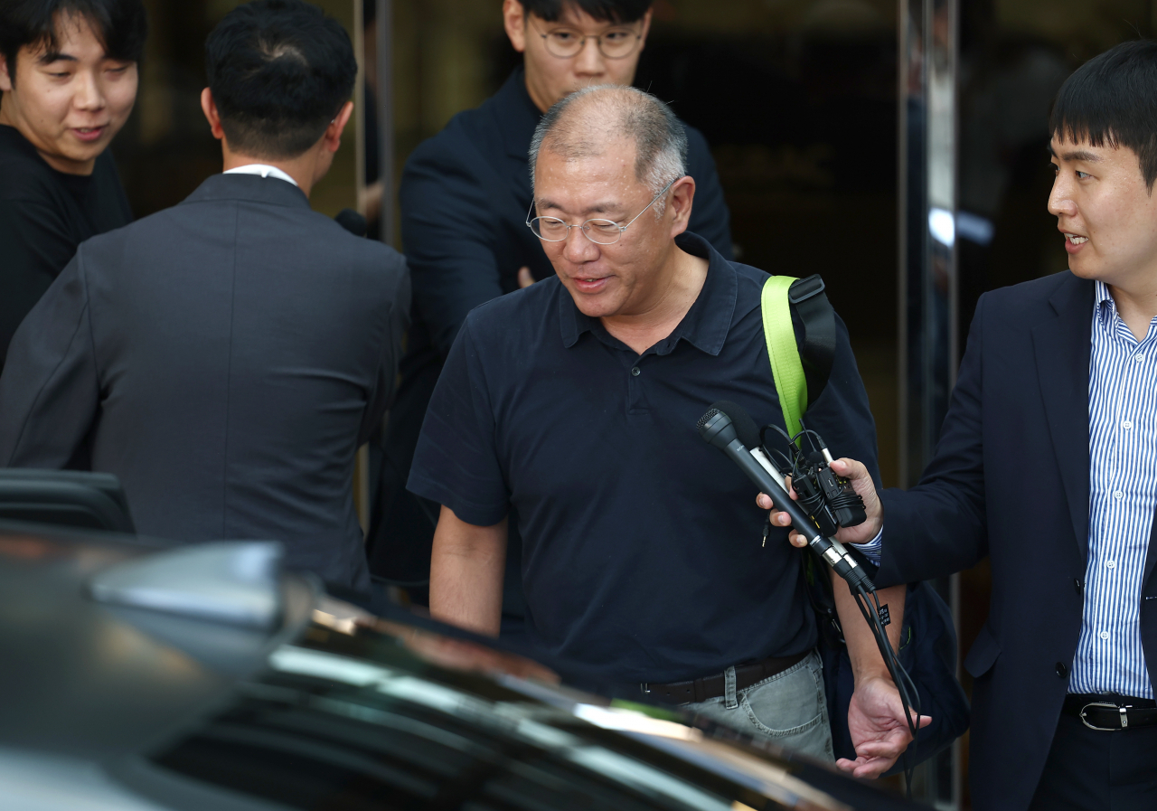 파리 올림픽 출장을 마친 정의선 현대차 회장이 7일 오후 서울 강서구 서울김포비즈니스항공센터(SGBAC)를 통해 귀국하고 있다. [연합]