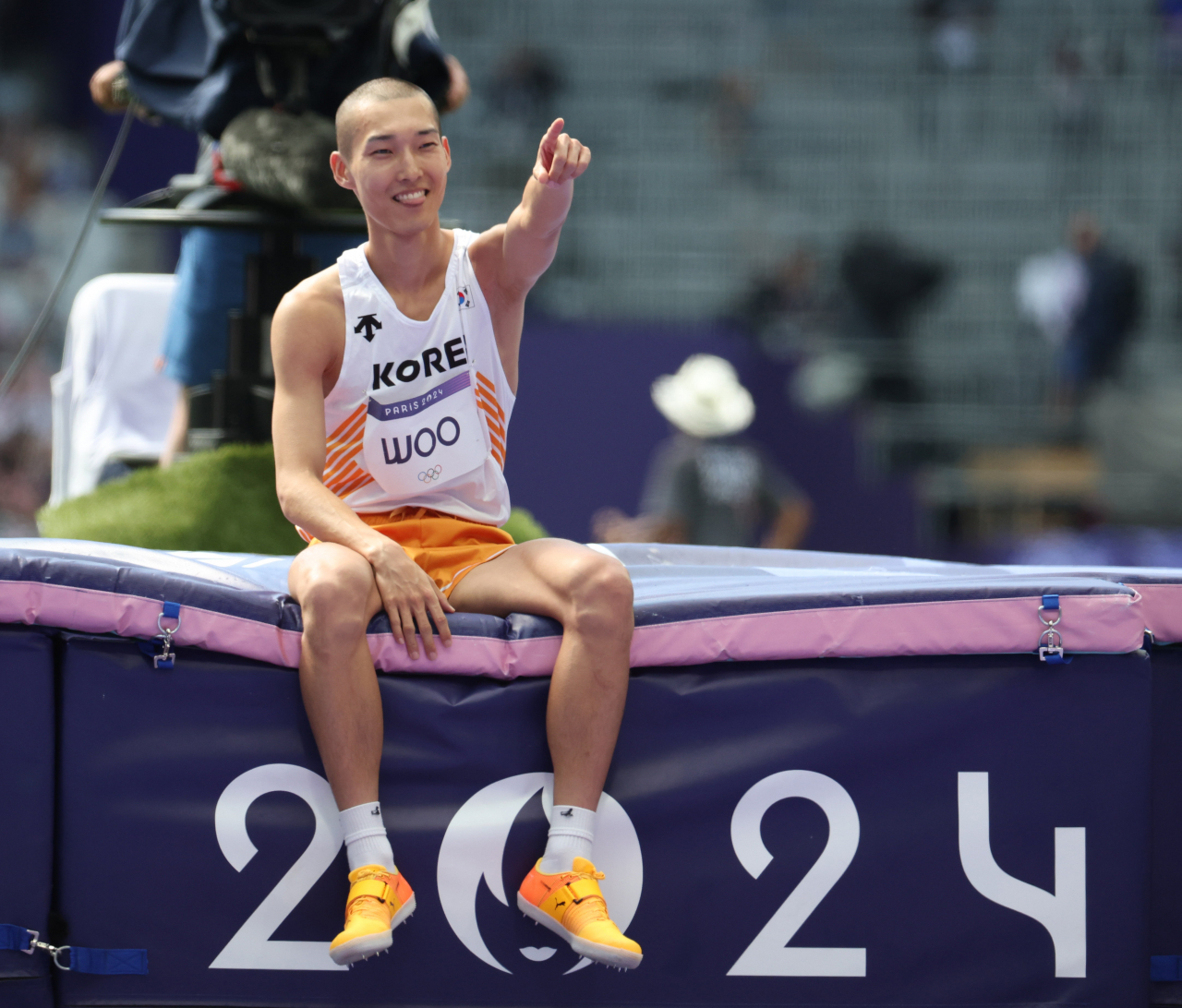 우상혁이 7일(현지시각) 프랑스 생드니 스타드 드 프랑스에서 열린 2024 파리 올림픽 육상 남자 높이뛰기 예선에서 2m27을 넘은 뒤 기뻐하고 있다. 우상혁은 2m27을 두 번째 시도 만에 넘으면서 예선 공동 3위에 올라 결선 진출에 성공했다. 2024.8.7 생드니=이상섭 기자