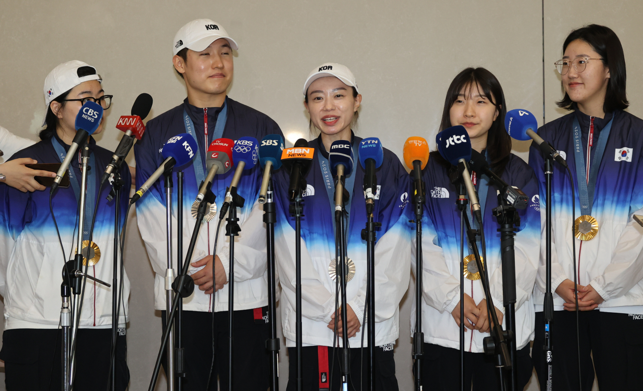 2024 파리 올림픽 사격 10m 공기권총 은메달리스트 김예지가 7일 인천국제공항을 통해 귀국한 뒤 취재진 질문에 답하고 있다. [연합]