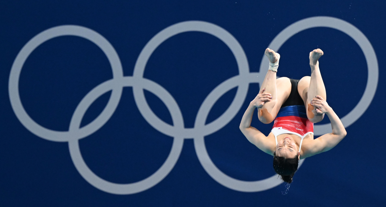 김수지가 7일(현지시각) 프랑스 파리 아쿠아틱센터에서 열린 2024파리올림픽 다이빙 여자 3ｍ 스프링보드 예선에서 경기하고 있다. 김수지는 예선에서 1&sim;5차 시기 합계 285.50점을 얻어 28명 중 11위에 올랐다. 이상섭 기자