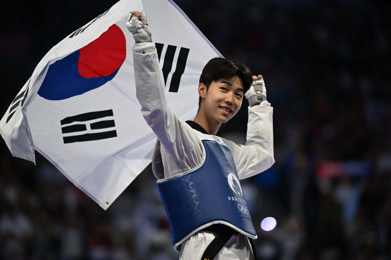 박태준이 7일(현지시간) 프랑스 파리 그랑팔레에서 열린 2024 파리 올림픽 태권도 남자 58㎏급 결승에서 아제르바이잔의 가심 마고메도프를 상대로 승리를 따낸 후 태극기를 들고 있다. 2024.8.7. 파리=이상섭 기자