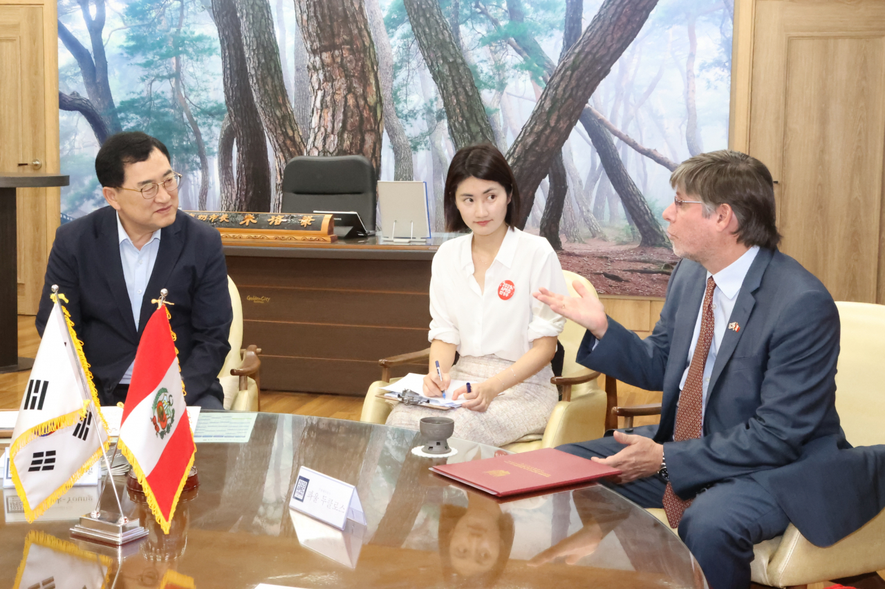주낙영 경주시장이 지난 5일 시장실에서 파울 두클로스 주한페루대사와 환담을 나누고 있다.[경주시 제공]