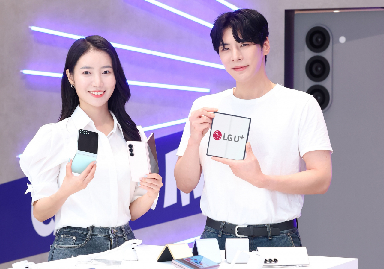 LG유플러스 모델이 갤럭시 Z 플립6·갤럭시 Z 폴드6를 소개하는 모습. [LG유플러스 제공]