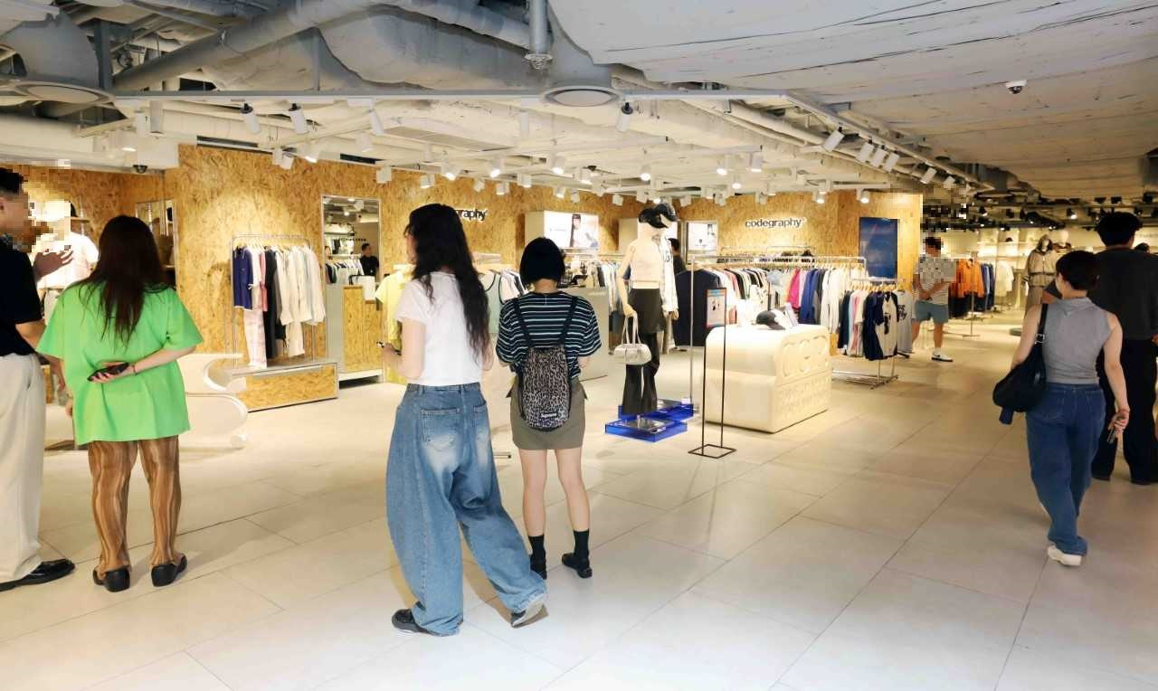 새로 꾸민 타임스퀘어점 패션스트리트. [신세계백화점 제공]