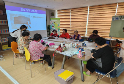 지난 6월 광주광역시 신완마을7단지 작은도서관에서 진행된 문화 프로그램에 입주민이 참여해 수업을 듣고 있다. [한국토지주택공사 제공]