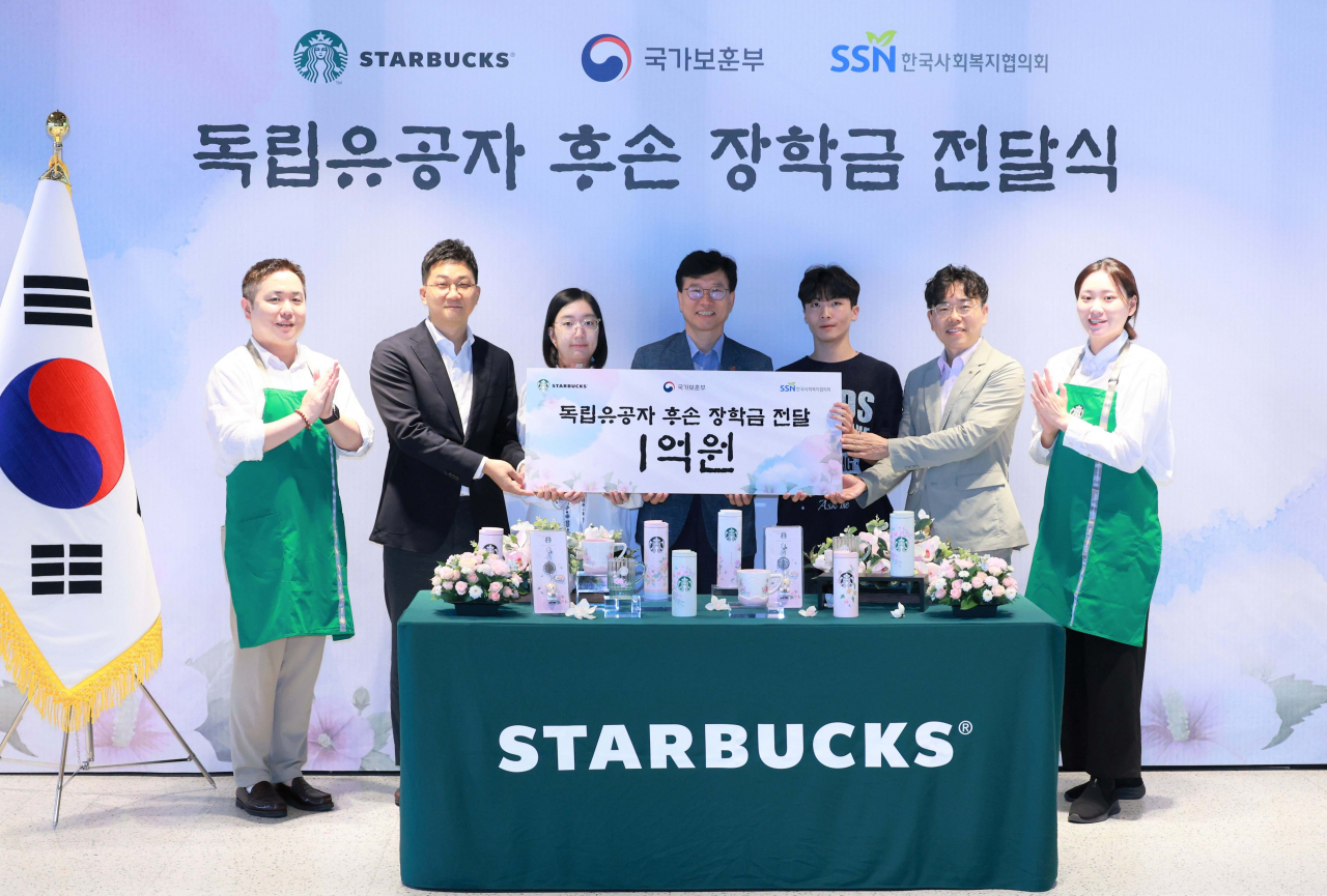 정윤조(왼쪽 두번째부터) 스타벅스 코리아 운영담당, 권새론 학생, 국가보훈부 최병완 복지증진국장, 고승현 학생, 한국사회복지협의회 전우일 사무총장 직무대행이 전달식에서 기념 촬영을 하고 있다. [스타벅스 코리아 제공]