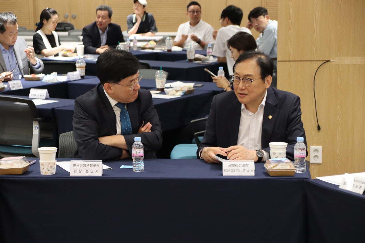 정만기(왼쪽) KIAF 회장과 정인교 본부장이 8일 니치아워포럼에서 대화를 하고 있다. [KIAF 제공]