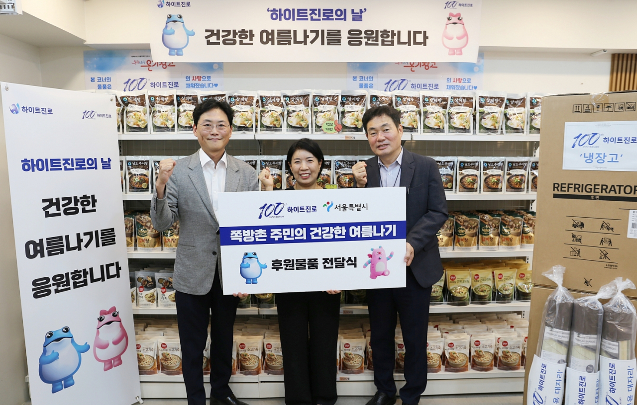 정세영(왼쪽부터) 하이트진로 상무, 유호연 서울역쪽방상담소 소장, 고광현 서울시 복지기획관이 지난 7일 후원품 전달식에서 기념사진을 촬영하고 있다. [하이트진로 제공]