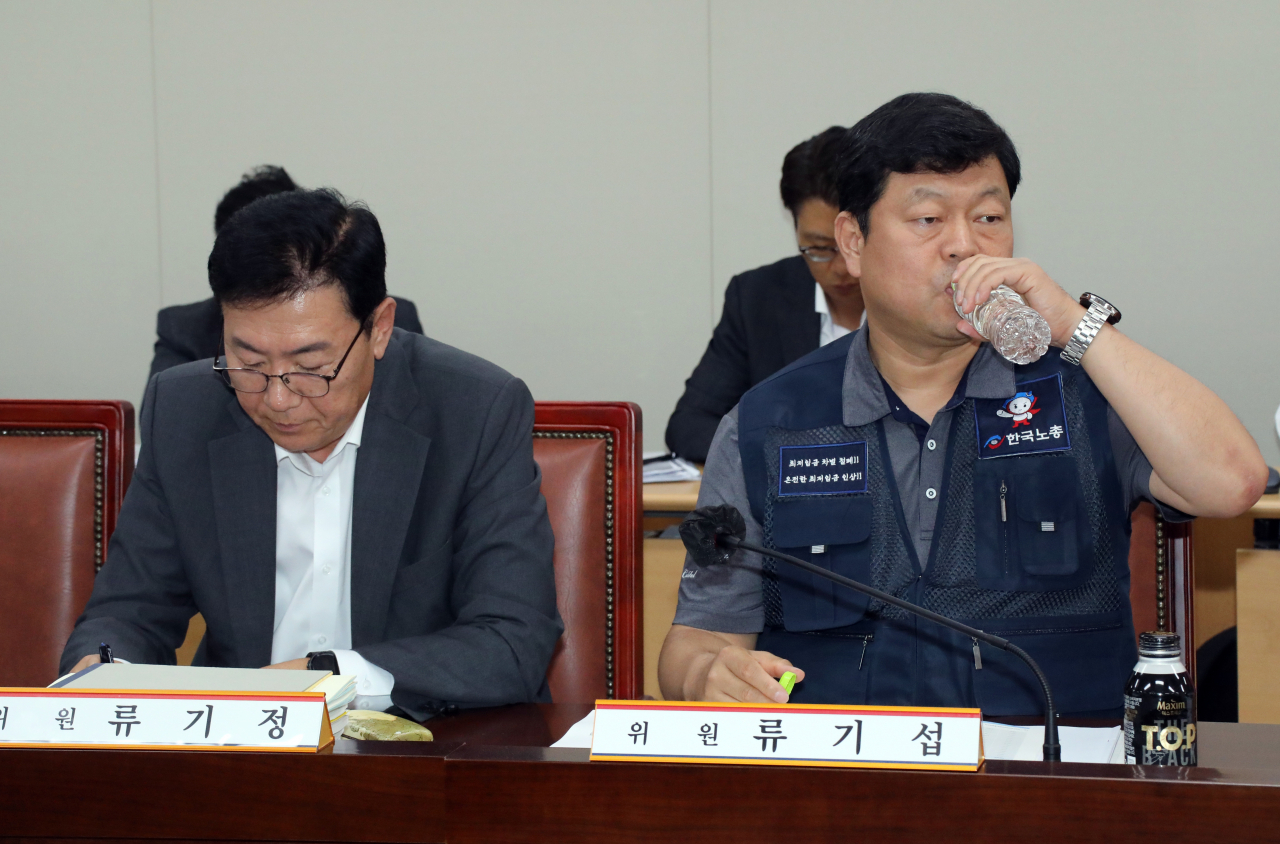 11일 오후 정부세종청사 최저임금위원회 회의실에서 열린 제10차 전원회의에서 근로자위원 운영위원인 류기섭 한국노총 사무총장(오른쪽)과 사용자위원 운영위원인 류기정 경총 전무가 나란히 자리하고 있다. [연합]