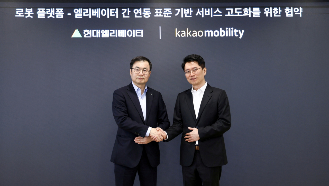 조재천(왼쪽) 현대엘리베이터 대표이사와 류긍선 카카오모빌리티 대표가 지난 7일 승강기-로봇 연동을 위한 업무협약(MOU)을 체결한 뒤 기념사진을 촬영하고 있다. [현대엘리베이터 제공]