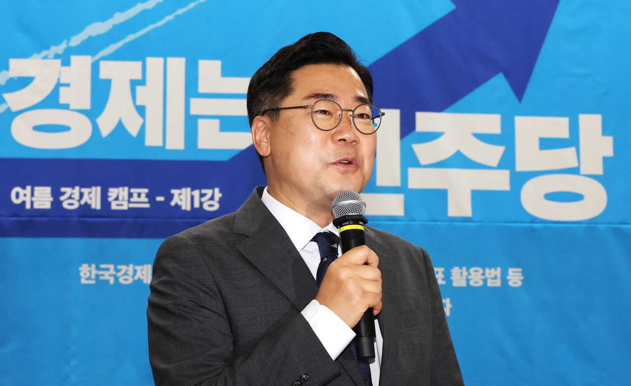 박찬대 더불어민주당 당 대표 직무대행 겸 원내대표가 6일 오전 국회 의원회관에서 열린 ‘경제는 민주당’ 출범 및 특강에서 인사말하고 있다. [연합]