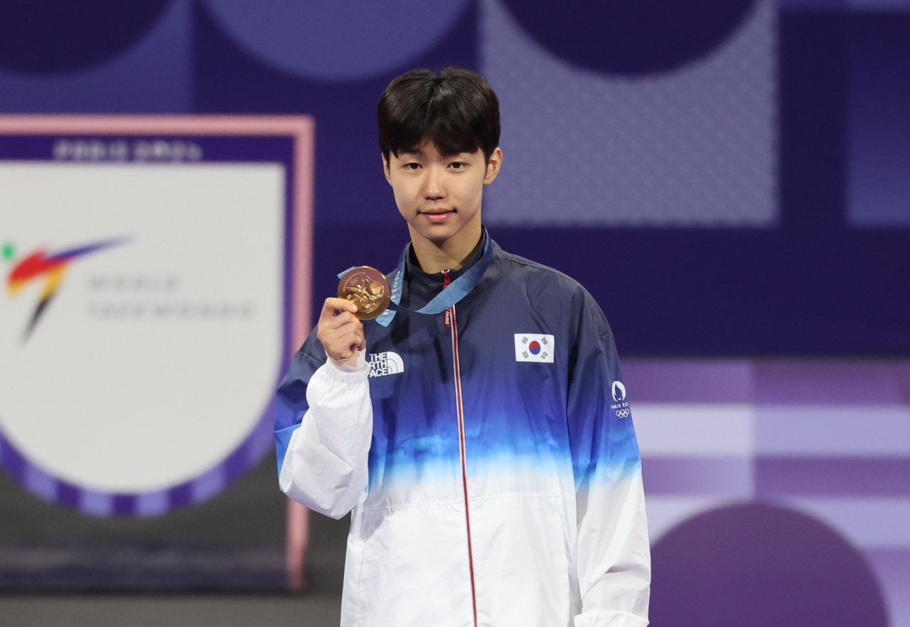 7일(현지시간) 프랑스 파리 그랑팔레 태권도경기장에서 열린 2024 파리올림픽 태권도 남자 58kg급 시상식에서 한국 박태준이 금메달을 들어보이고 있다. [연합]
