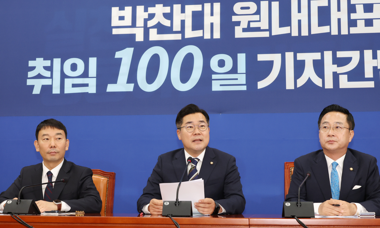더불어민주당 박찬대 당 대표 직무대행 겸 원내대표가 8일 오전 국회에서 열린 원내대표 취임 100일 기자간담회에서 발언하고 있다. 연합뉴스