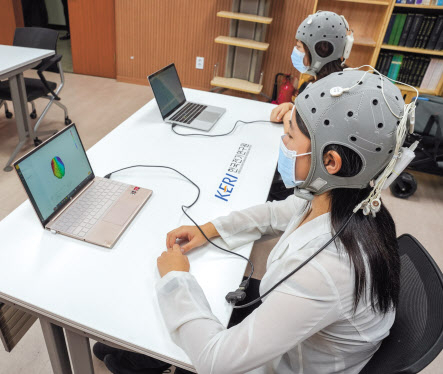 한국전기연구원의 임상시험 참가자들이 서울대병원에서 식욕 억제 유도를 위한 전기 자극 치료 시험을 진행하고 있다. [한국전기연구원 제공]