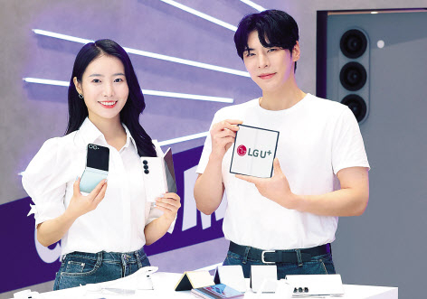 모델들이 갤럭시 Z 플립6와 갤럭시 Z 폴드6를 소개하고 있다. [LG유플러스 제공]