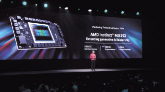 리사 수 AMD 최고경영자(CEO)가 지난 6월 대만 타이베이에서 열린 ‘컴퓨텍스 2024’에서 차세대 AI 가속기 MI325X를 소개하고 있다. [AMD 유튜브]