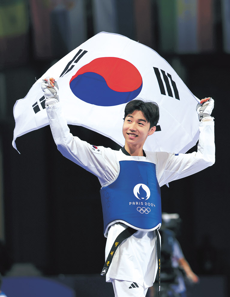 7일(현지시간) 프랑스 파리 그랑팔레 태권도경기장에서 열린 2024 파리올림픽 태권도 남자 58kg급 결승전에서 승리해 금메달을 딴 한국 박태준이 태극기 세리머니를 하고 있다. 파리=이상섭 기자