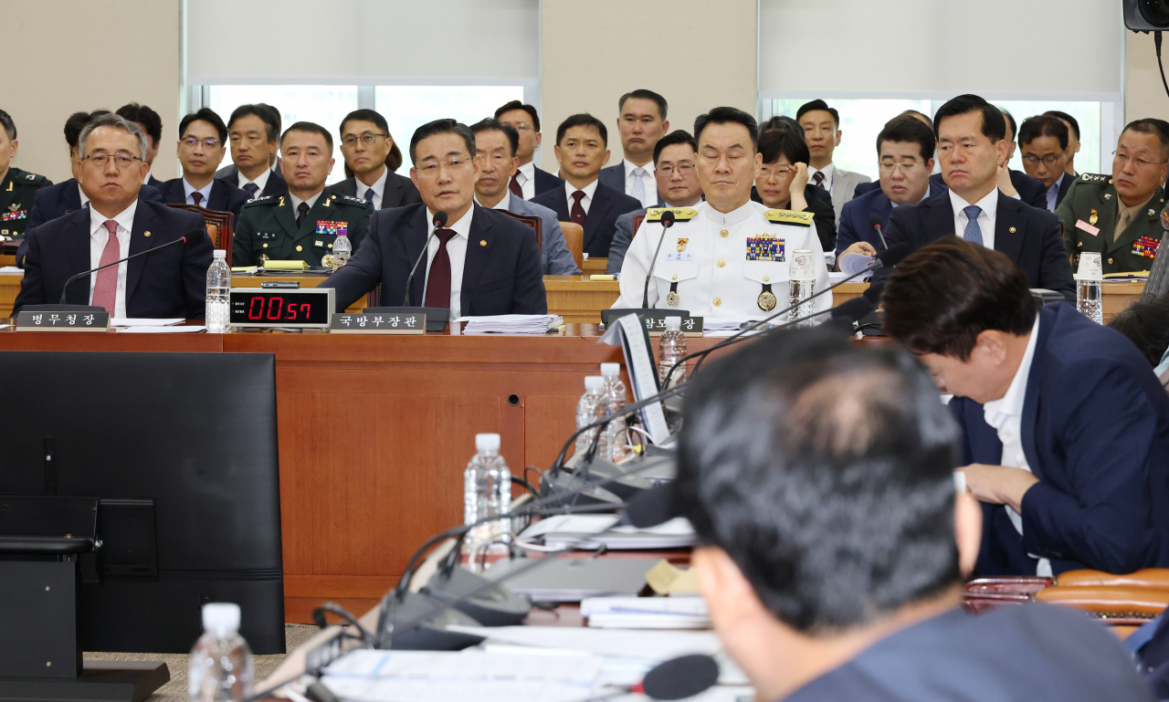 신원식 국방부 장관이 8일 오전 열린 국회 국방위원회 전체회의에서 의원질의에 답변하고 있다. [연합]