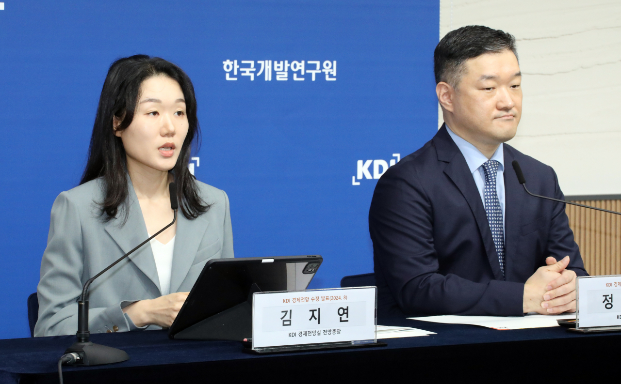 김지연 KDI 경제전망실 전망총괄이 8일 오전 정부세종청사 기재부 브리핑실에서 8월 수정 경제전망을 설명하고 있다. 오른쪽은 KDI 정규철 경제전망실장. [연합]