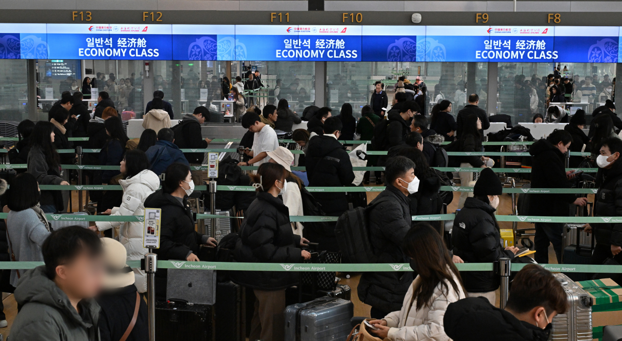 This photo shows passengers at Terminal 1 of Incheon Airport. (Im Se-jun/The Korea Herald)