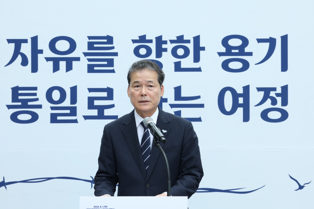 김영호 통일부 장관이 1일 오전 경기도 파주시 오두산 통일전망대에서 열린 북한이탈주민의 날 기념비 제막식에서 기념사를 하고 있다. [연합]