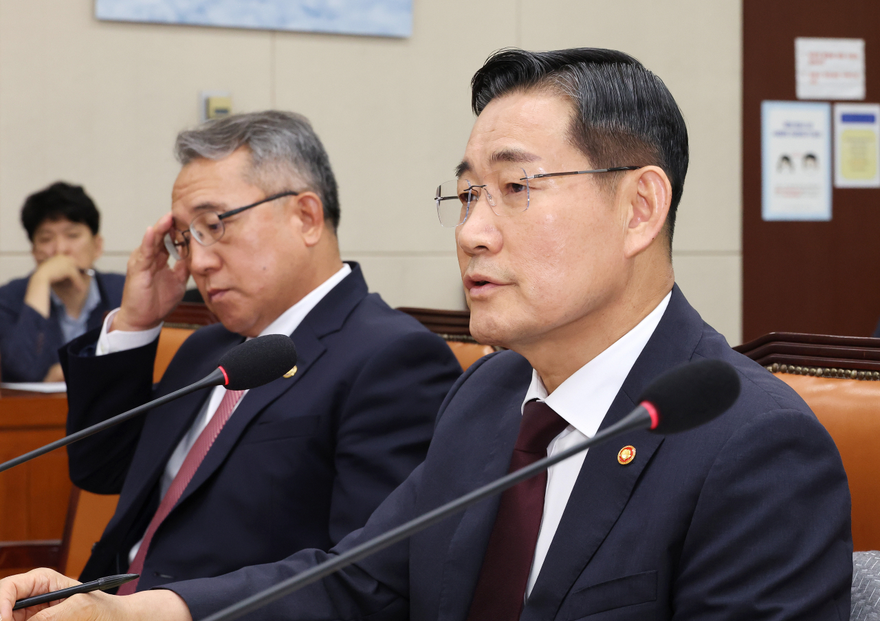 8일 오전 열린 국회 국방위원회 전체회의에서 신원식 국방부 장관이 의원질의에 답변하고 있다. [연합]