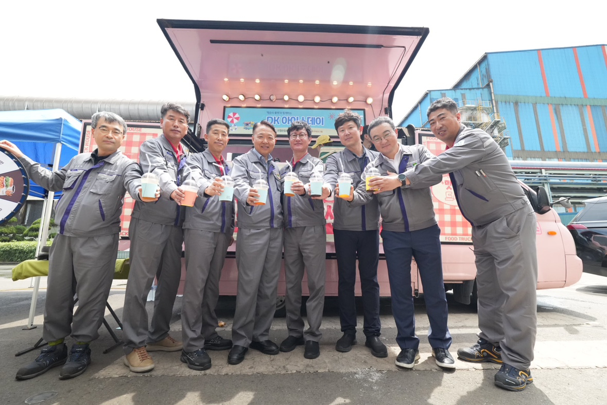 동국제강그룹이 혹서기 근로자 근무 여건 향상을 위해 임직원들에게 냉음료를 제공하고 있다. [동국제강그룹 제공]