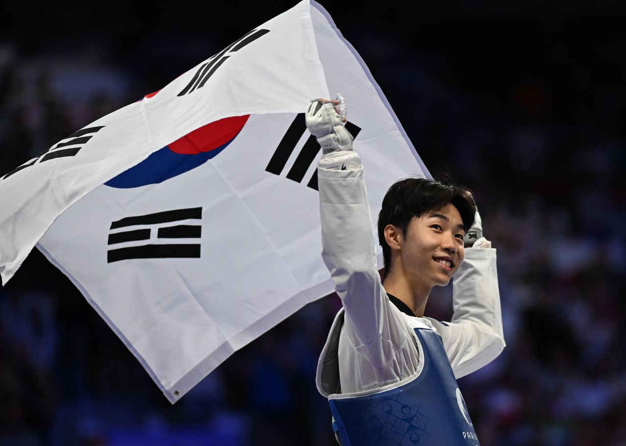 태권도 대표 박태준이 7일(현지시각) 프랑스 파리 그랑팔레에서 열린 2024 파리 올림픽 태권도 남자 58㎏급 결승에서 아제르바이잔의 가심 마고메도프에게 승리해 금메달을 확정짓고 세레머니를 하고 있다. 2024.8.7. 파리=이상섭 기자