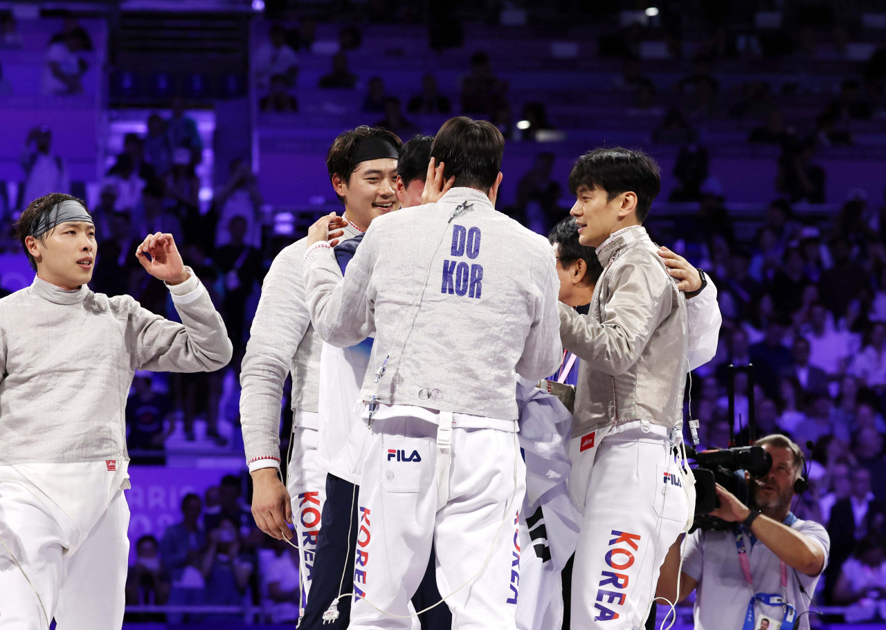 2024 파리 올림픽 펜싱 남자 사브르 단체 결승이 지난달 31일(현지시간) 프랑스 파리 그랑팔레에서 열렸다. 도경동, 오상욱, 박상원, 구본길이 금메달을 확정지은 후 기뻐하고 있다. 2024.7.31/파리=이상섭 기자