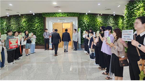 10일 오전 대전여민회 등 대전지역 여성단체들이 대전시의회에서 기자회견을 열고 "성추행 혐의로 피소된 시의원에 대해 윤리위원회를 열고 징계하라"고 촉구했다. [연합]