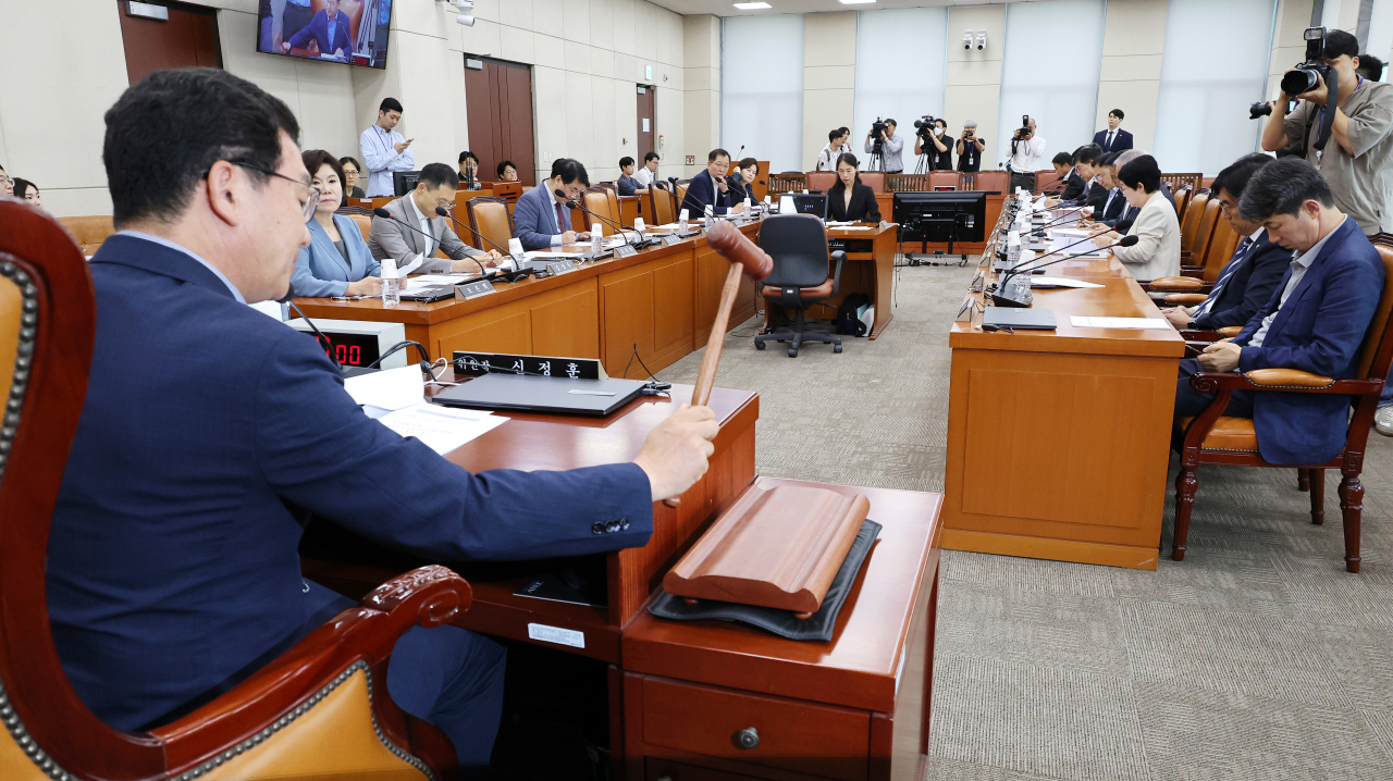 8일 오후 마약수사 외압 의혹 관련 청문회 실시계획서 채택의 건 등을 논의하는 국회 행정안전위원회 전체회의에서 더불어민주당 소속 신정훈 위원장이 의사봉을 두드리고 있다. [연합]