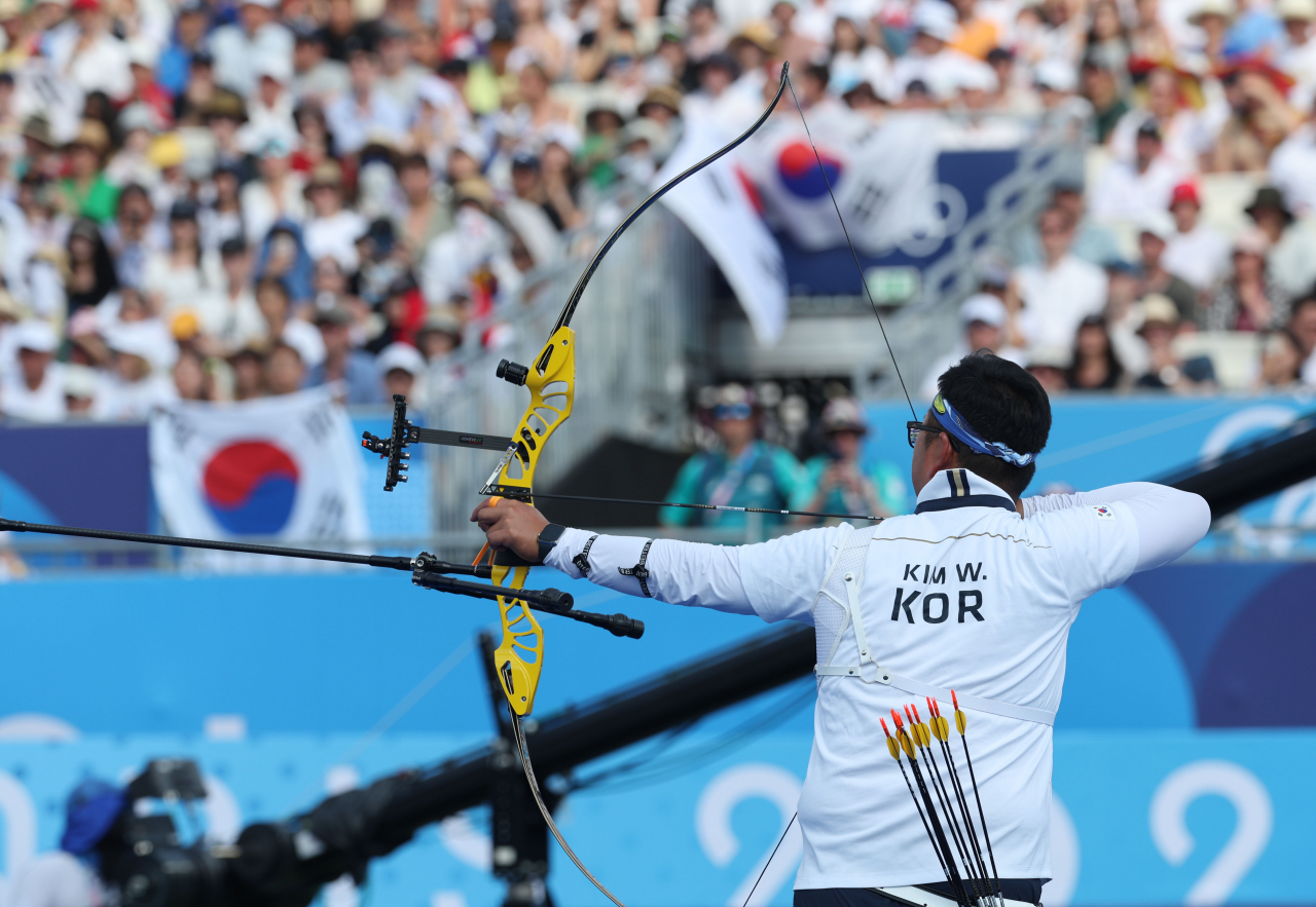 2일(현지시간) 프랑스 파리 레쟁발리드에서 열린 2024 파리올림픽 양궁 혼성 단체 독일과의 결승전에서 임시현과 함께 출전한 김우진이 과녁을 조준하고 있다. [연합뉴스]