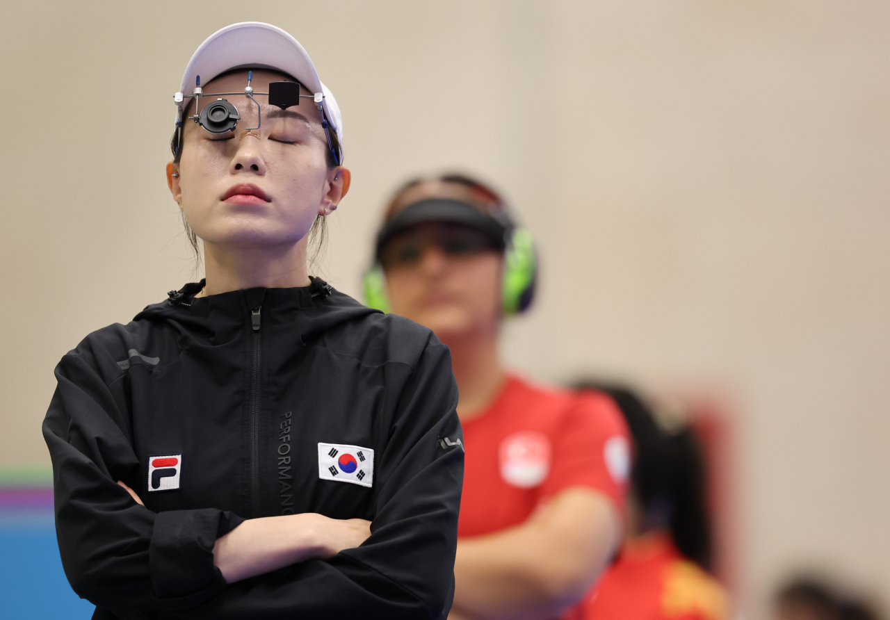 2024파리올림픽 사격 여자 10m 공기권총 금메달 결정전이 열린 28일(현지시간) 프랑스 샤토루 CNTS 사격장에서 김예지가 호흡을 고르고 있다. [파리 〓이상섭 기자]
