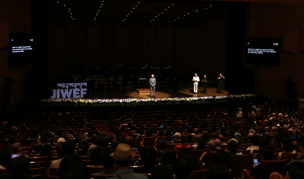 유인촌 문화체육관광부 장관이 8일 ‘제29회 제주국제관악제’를 찾아 축사를 하고 있다. [문화체육관광부]