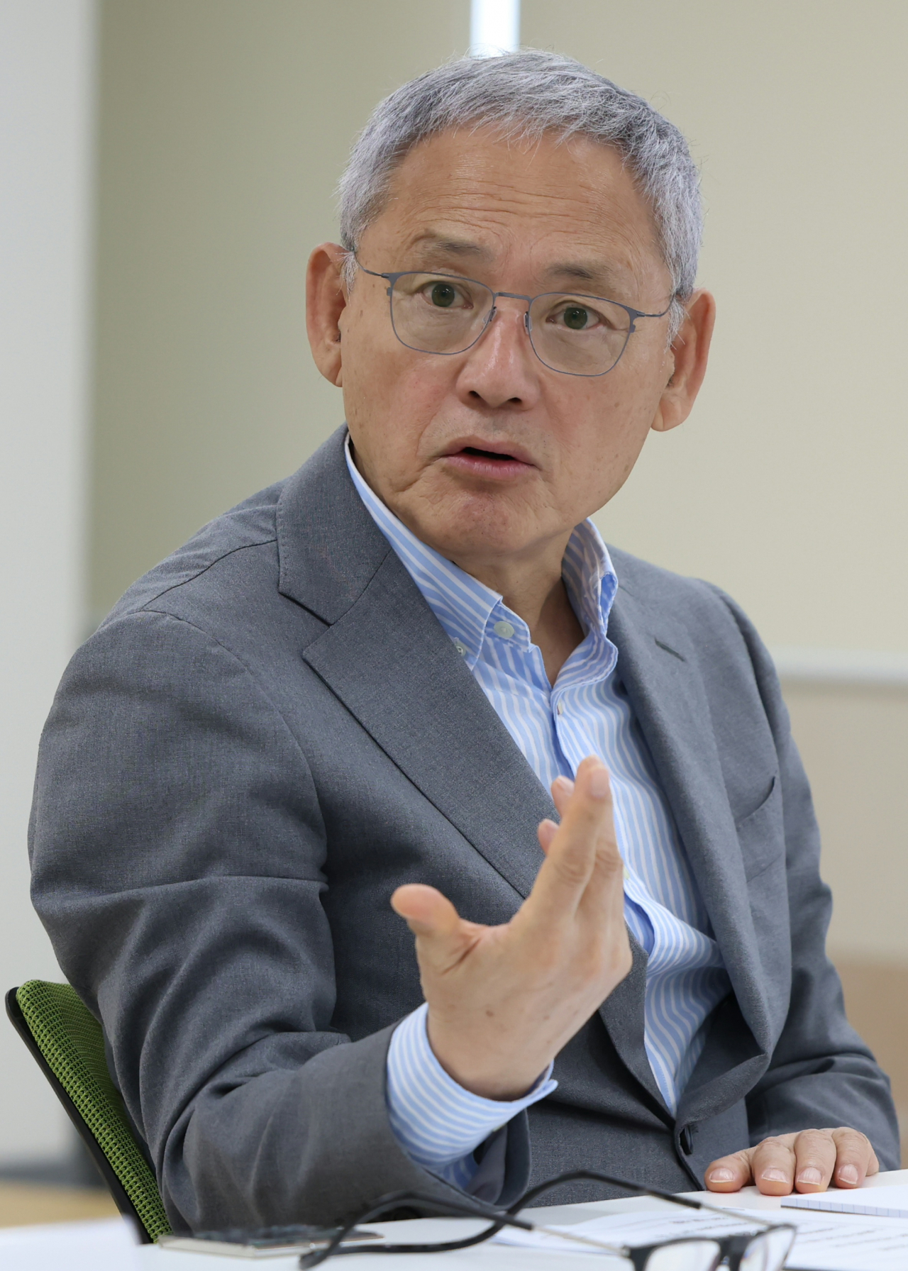 유인촌 문화체육관광부 장관이 8일 제주 지역 예술인 간담회에서 발언을 하고 있다. [문화체육관광부]