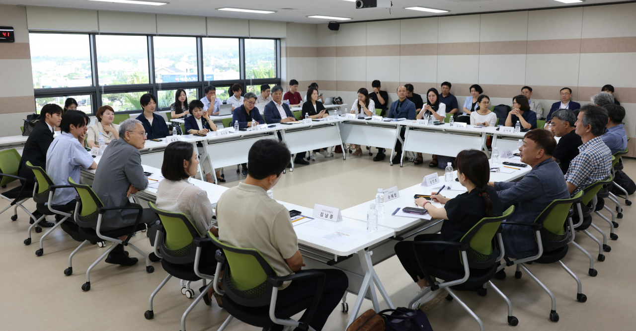 유인촌 문화체육관광부 장관이 8일 제주 지역 예술인 간담회에서 참석자들의 의견을 경청하고 있다. [문화체육관광부]