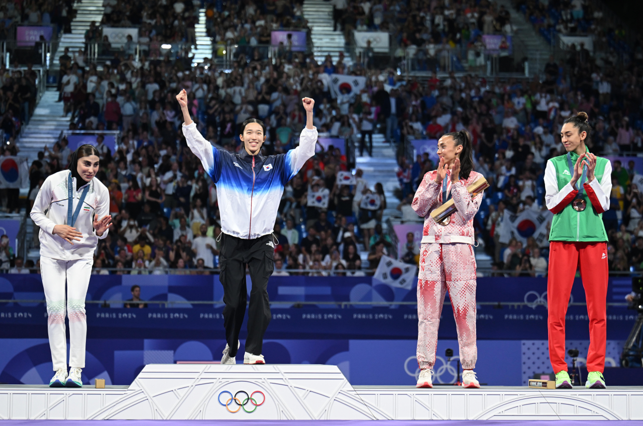 8일 오후(현지시간) 프랑스 파리 그랑 팔레에서 진행된 2024파리올림픽 태권도 여자 57㎏급 결승 경기에서 금메달을 딴 김유진이 시상대에서 선수들과 세리머니를 하고 있다. 2024.8.8 파리=이상섭 기자