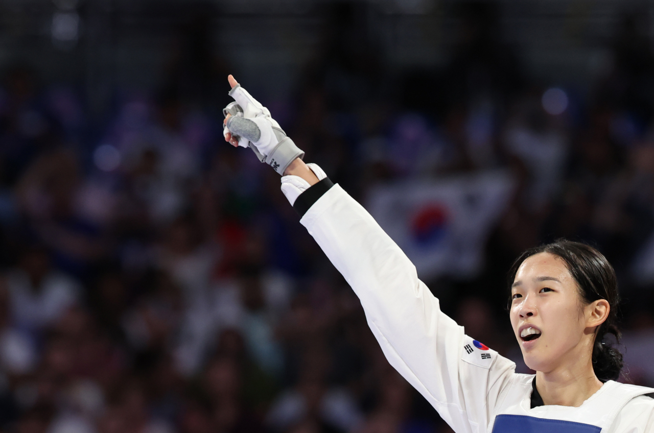 8일(현지시간) 프랑스 파리 그랑팔레 태권도경기장에서 열린 2024 파리 올림픽 태권도 여자 57㎏급 결승에서 이란의 나히드 키야니찬데에게 승리한 김유진이 기뻐하고 있다. [연합]