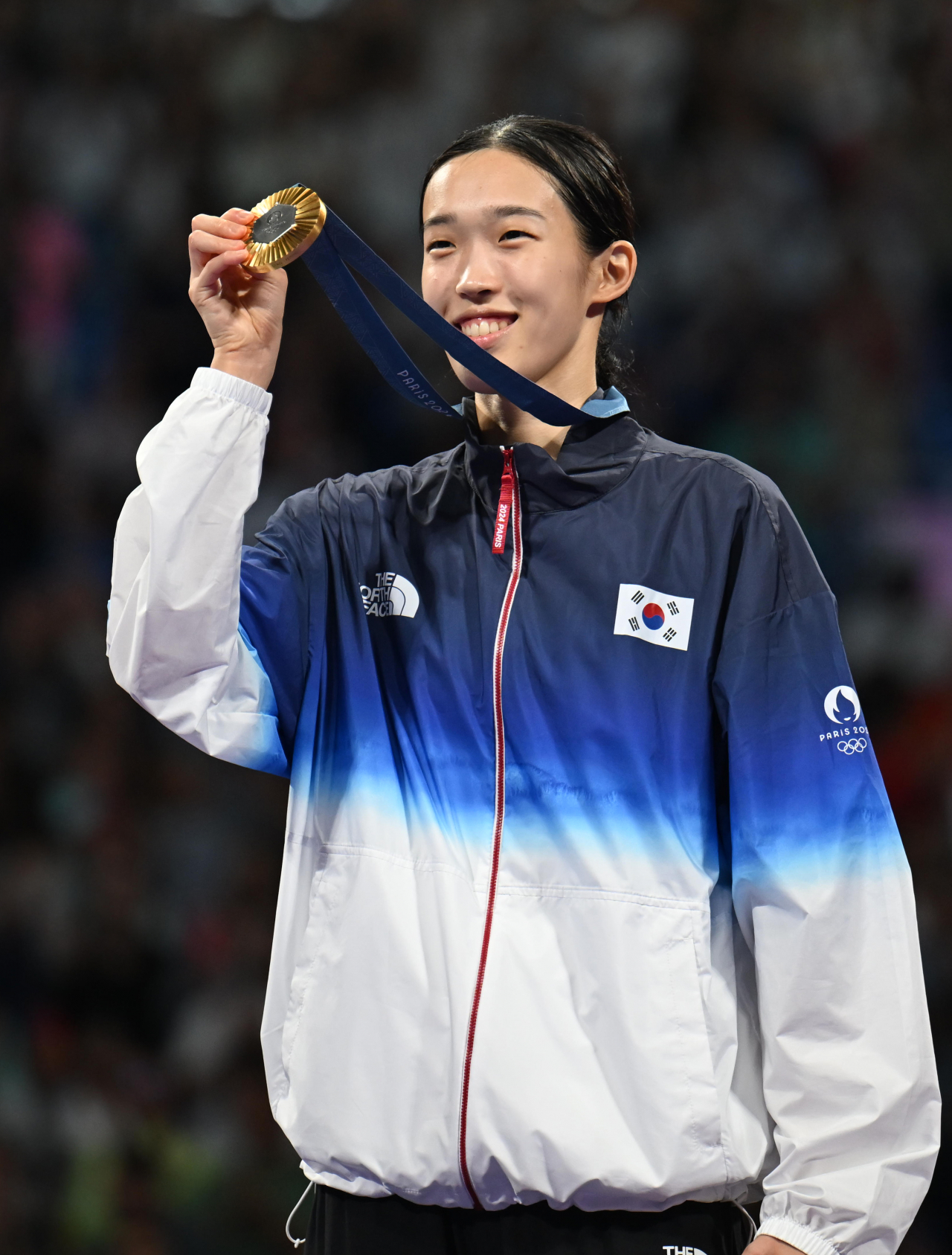 8일 오후(현지시간) 프랑스 파리 그랑 팔레에서 진행된 2024 파리 올림픽 태권도 여자 57㎏급 결승 경기에서 금메달을 딴 김유진이 시상식에서 금메달을 들어보이고 있다. 2024.8.8 파리=이상섭 기자