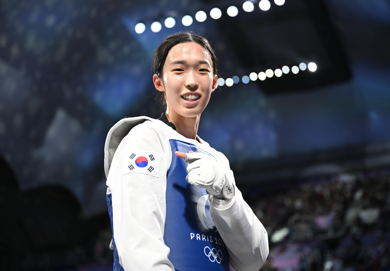8일 오후(현지시간) 프랑스 파리 그랑 팔레에서 진행된 2024 파리 올림픽 태권도 여자 57㎏급 결승 경기에서 김유진이 이란의 키야니찬데와의 경기에서 승리해 금메달을 획득한 뒤 도복의 태극기를 가리키고 있다. 2024.8.8 파리=이상섭 기자