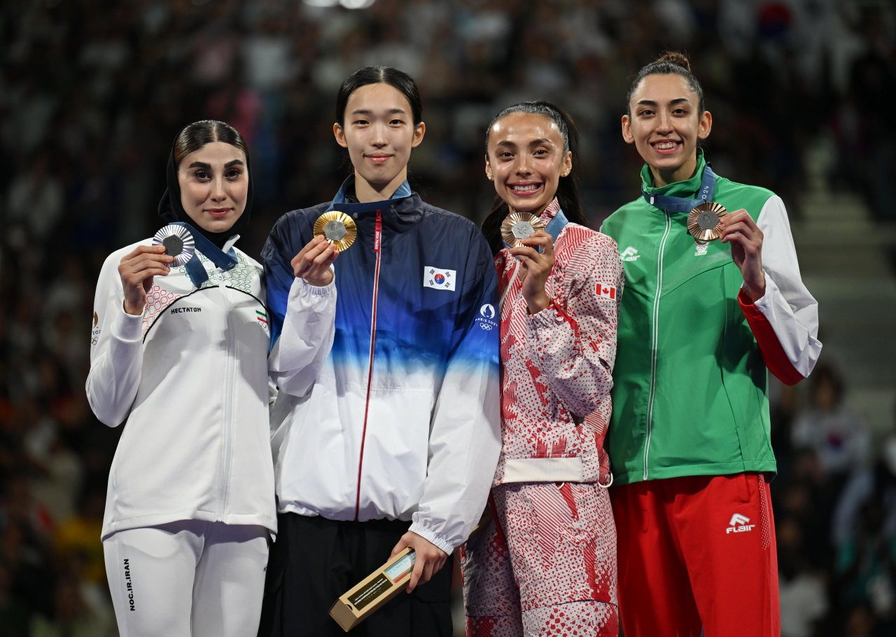 8일 오후(현지시간) 프랑스 파리 그랑 팔레에서 진행된 2024 파리 올림픽 태권도 여자 57㎏급 결승 경기에서 금메달을 딴 김유진이 시상식에서 선수들과 기념촬영을 하고 있다. 2024.8.8 파리=이상섭 기자